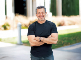 發表最速行動晶片 劍指筆電、車用與穿戴新戰場 AI願景驅動 高通展現手機跨界野心