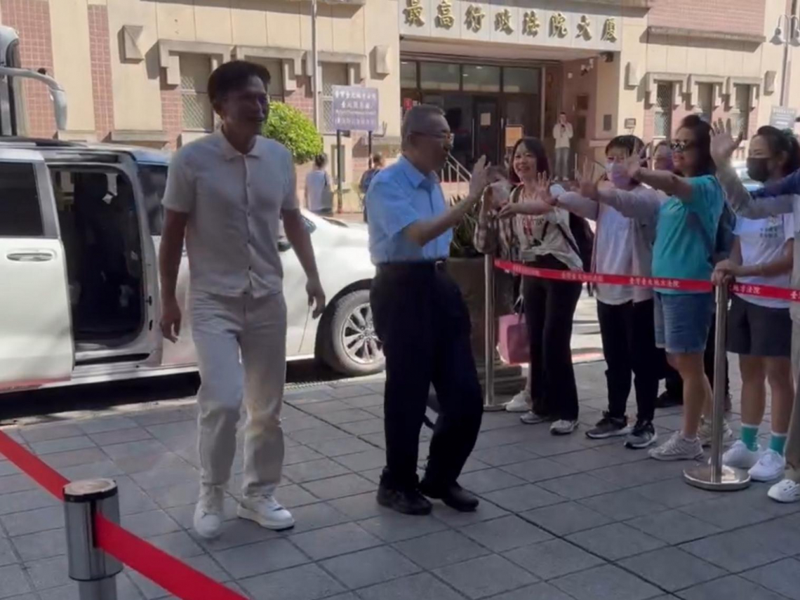 柯文哲、黃國昌同車出庭，阿北笑喊：偶居然真的被跟！張景森被偷拍怒轟黃「4行為不符揭弊者保護法」