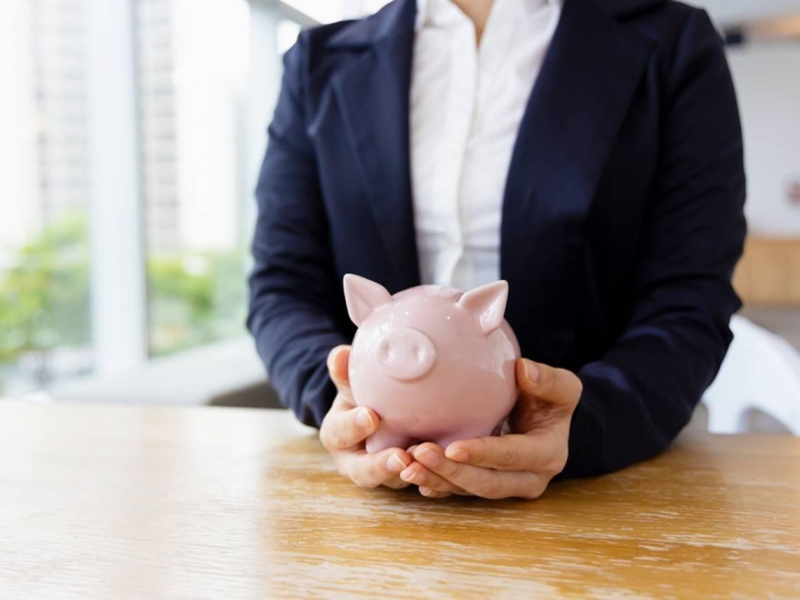 女建商豪華飯店住整年、限量精品隨便用，卻被銀行列黑名單...騎單車的幼稚園長才是隱形富豪的啟示