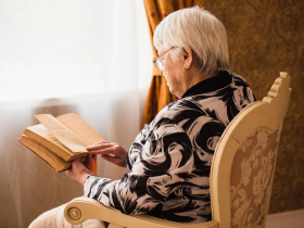 如何快樂長壽？日本113歲超級人瑞的2個秘訣：80歲學畫畫、107歲遊紐約「人生沒有能不能，只有要不要」