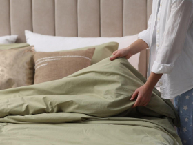 「床單顏色」攸關睡眠品質！醫曝6色床單驚人影響：藍、綠最放鬆，這2色超擾眠「像睡前喝濃咖啡」