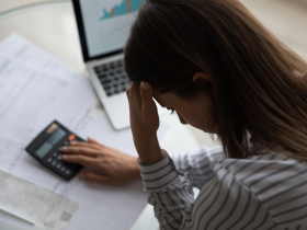 聽分析師買股慘賠、出國也在盯盤！OL賣光股票「畢業文」掀熱議：定期定額這檔ETF「漲回又翻倍」