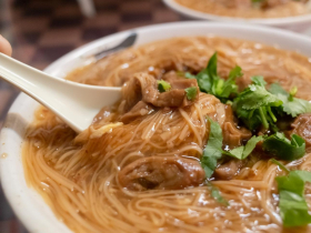 黑心豬大腸用「工業雙氧水」漂白流入市面!阿宗麵線也中鏢…中毒喝牛奶可自救?煮沸能去除?