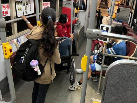 公車上「善意一腳」超暖！高中生默默伸腳「車輪擋」，守護輪椅翁…9萬人感動：這才是善良