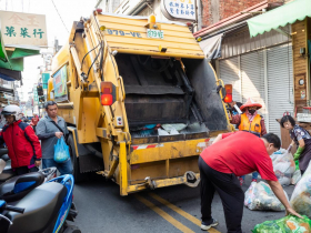 中秋節有垃圾車嗎？10/6垃圾車清運狀況一表看！柚子皮、燒完的木炭、瓦斯罐怎麼丟才正確？