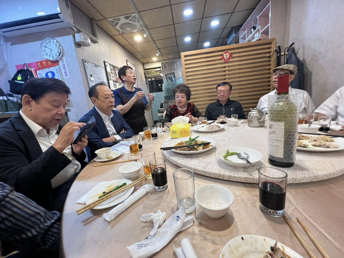 鮑魚糯米雞、佛跳牆、魚鰾⋯在半世紀明福台菜聚餐聊起人生觀，憶辜濓松晚年體悟：人生起落平安就好