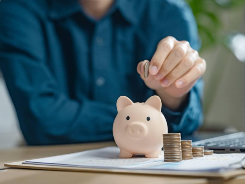 從拚命加班的上班族，翻身百億富爸爸！變有錢人後最大體悟：「領多少錢做多少事」的思維，為何害你變窮？