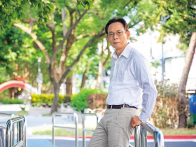 歷時20年完成《民主之眼》三部曲  鏡頭見證台灣民主　 鍾宜杰循前輩腳步傳承記憶 黑白影像中的火光