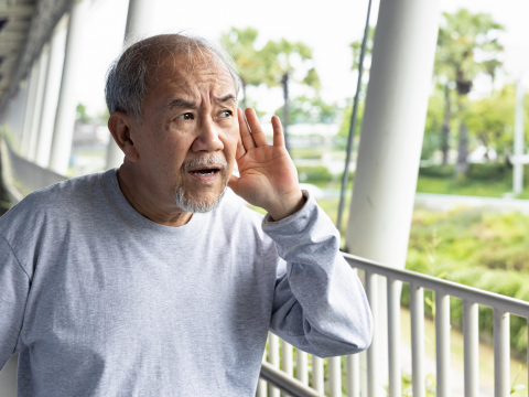 70歲水電師傅「神經性聽損」戴助聽器也沒用！植入「人工耳蝸」恢復聽力：重新連結聲音與生活熱情