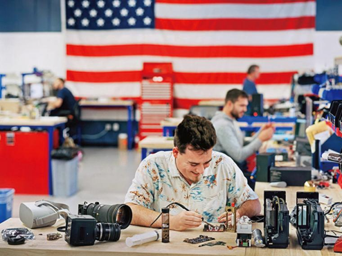 軍武怪傑系列3一19歲親筆信勸川普選美國總統、開悍馬車去Meta上班！為何投身軍武，竟與矽谷經驗有關