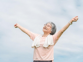 罹「巴金森氏症」藥效一過就斷電！「深部腦刺激晶片植入術」讓她重啟人生：找回日常還能外出旅遊