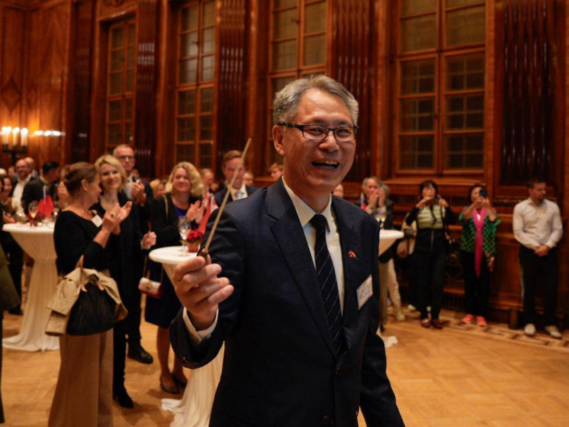 奧地利大使影片為何被瘋傳？被拱去指揮樂隊奏軍歌「整場驚呆」！劉玄詠2分多鐘沒排演，原來硬底子出身