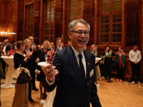 奧地利大使影片為何被瘋傳？被拱去指揮樂隊奏軍歌「整場驚呆」！劉玄詠2分多鐘沒排演，原來硬底子出身