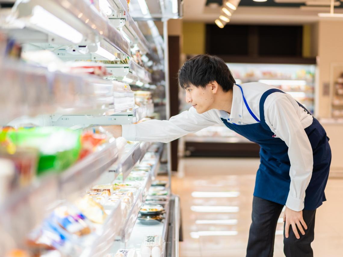 年輕人寧可打工「賺比正職多」相差快5千元！未來20年繼續缺工「跟薪水無關」，原因出在哪？