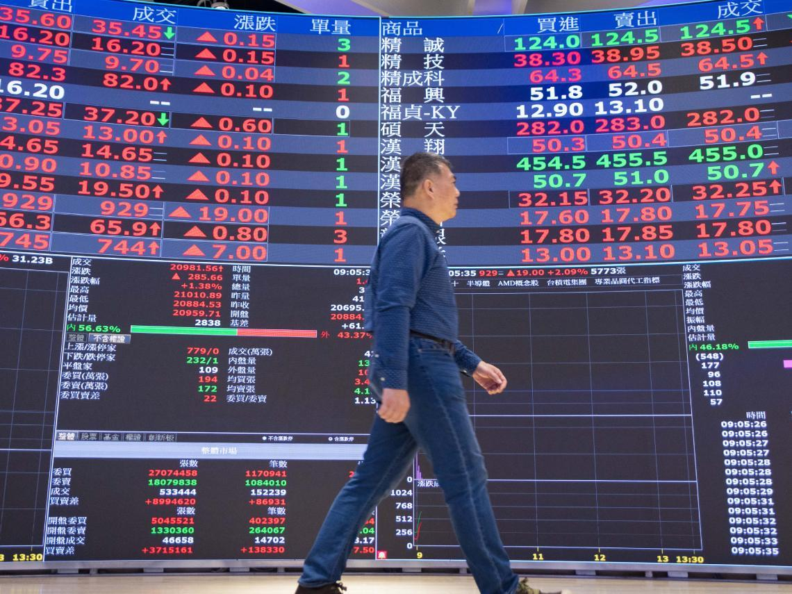 台股週一「震撼教育」恐崩跌1600點？施昇輝淡定：管大盤怎麼跌，抱緊「2檔ETF」從從容容、游刃有餘