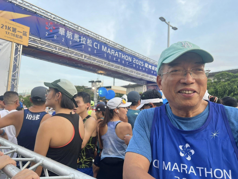 謝金河挑戰華航馬拉松星光夜跑，嘆年紀到了！打趣王世堅爆紅神曲「本應從從容容、游刃有餘」