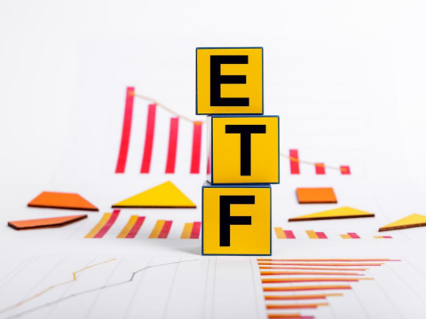 養老存股0050+0056最安心？她49歲提早退休：雙國民ETF組合藏1「致命弱點」，為何恐「越領越窮」？