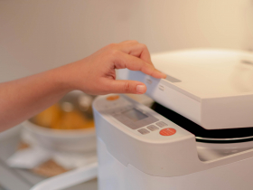 「後悔當好人」！清潔員撿電鍋送拾荒婦「希望她日子過好一點」，暖舉下場變貪污罪被告，出庭一度紅眼眶