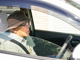 高齡駕駛新制明年上路！換照降至70歲、繳回駕照持敬老卡搭車「2年最多賺3.6萬」...新規一文詳解