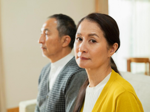 說好攜手度餘生，老公竟出軌12年！人妻糾結該原諒或離開？心理師破解NG作法：發現伴侶外遇這樣做