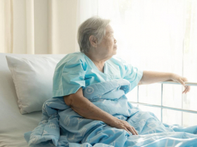 「我活夠了不怕死」85歲阿嬤罹三陰性乳癌拒手術，名醫2句話說服！為何長輩乳癌治療，比年輕人更快康復？