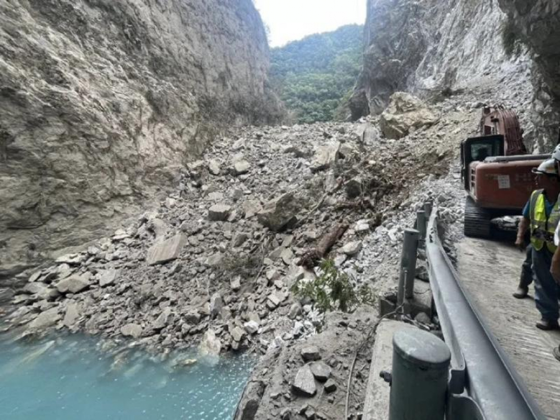 影／花蓮新堰塞湖就在「太魯閣燕子口」！每小時漲70cm，淹到路面恐溢滿潰決…撤離工作進行中