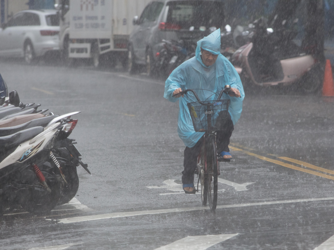 輕颱「風神」生成！東北季風「共伴」5地雨最猛、低溫跌剩20度…影響最劇時間、最新路徑曝光