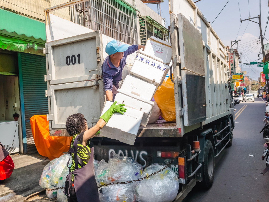 突開車門釀家庭破碎！清潔隊員擊落騎士姊妹「截肢、排泄失禁」…家屬求償＋國賠，法官這樣判