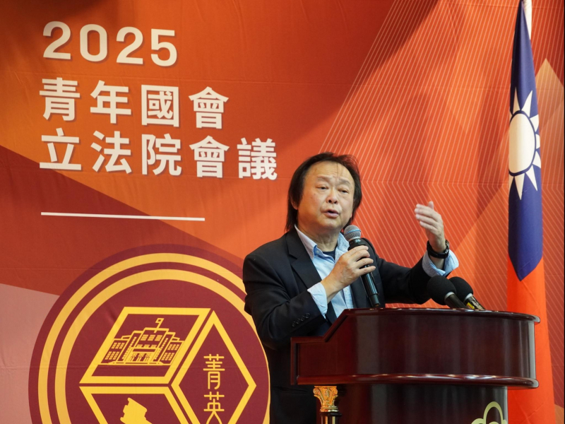 影／王世堅「沒出息」聽過沒？匆匆忙忙連滾帶爬…謝金河：聽完整首才知真意「道盡中國年輕人心聲」