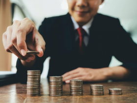 夫妻負債600萬、窮到下跪借錢，為何每月仍吃一頓高級午餐？品味「富裕感」，翻身年花400萬旅遊有錢人