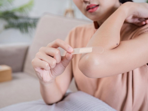 每次「傷口換藥」痛不欲生？藥水消毒、通風乾燥、等結痂…都錯誤！醫揭「正確照護」避免留疤