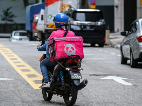 凌晨5點跑外送，靠0050、00878定期定額翻身…1招加速致富：四年滾出450萬，從負債到每月3.3萬現金流