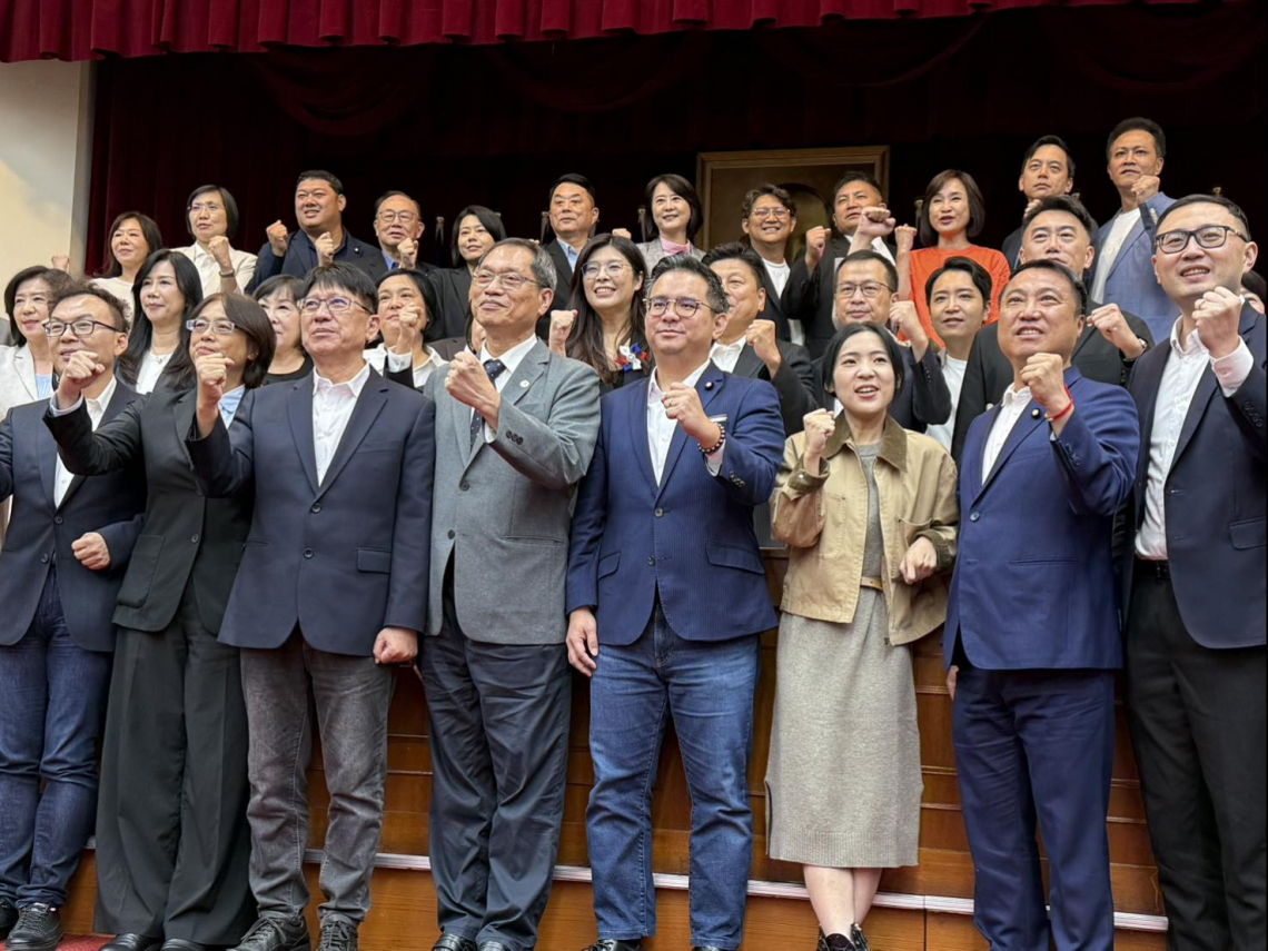 國民黨主席選舉看好鄭麗文，藍民調支持度為何反掉3.3%...黃國昌陷狗仔門，民眾黨竟沒受影響？