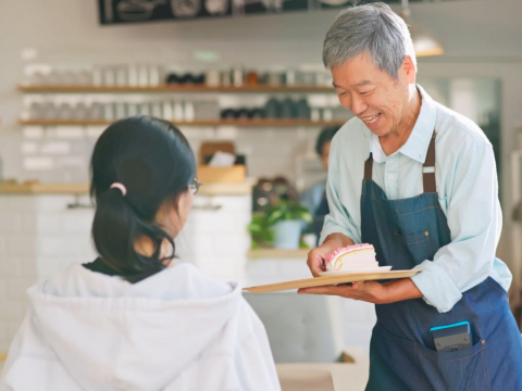 68歲伯想打工,不為賺錢只想「有事做」!他專攻高齡醫學這樣說:老≠不能「工作也是養生」