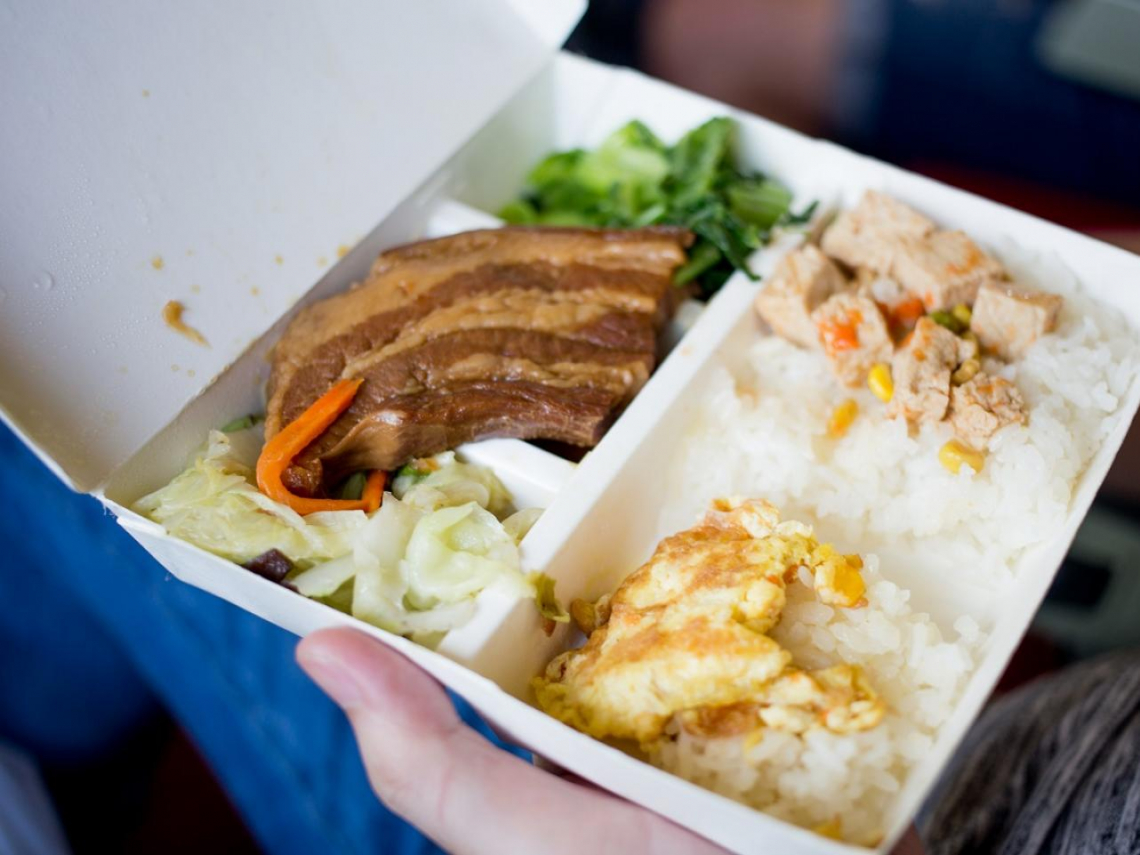 82歲獨居嬤拾荒維生「有一餐沒一餐」！高雄暖警親包飯盒「偷加菜」：用一個熱便當溫暖艱苦人