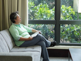 父晚年經歷喪偶、再婚、家變…她扛30年照護「學老」：這一代要學會獨立剛強「放手、自愛」