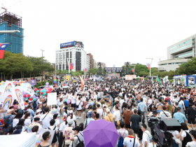 2025同志大遊行登場！蔡英文抱愛犬現身、蔣萬安金句，星宇、台積電…哪些企業參與？政治人物發言一覽