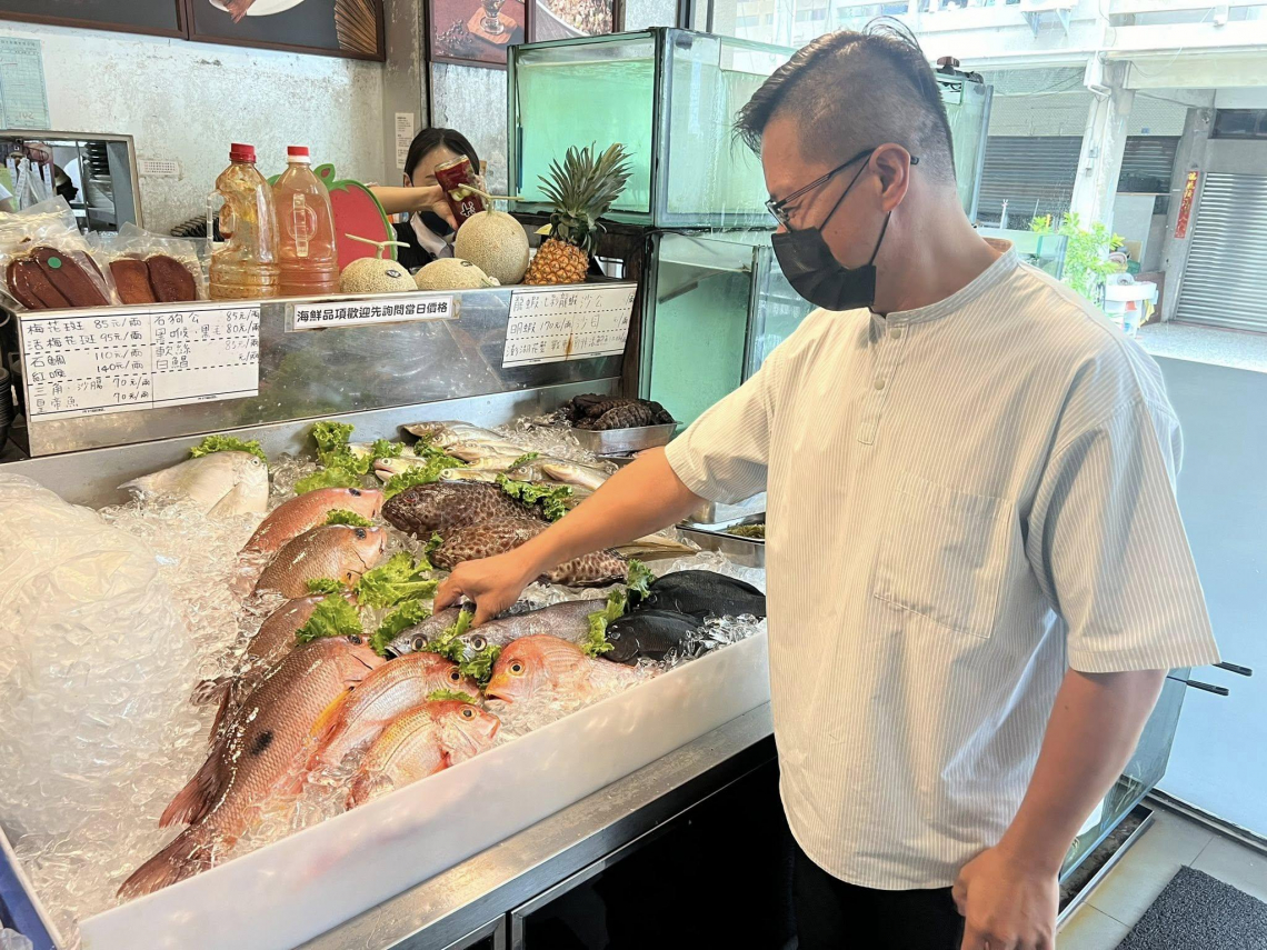 白鯧魚米粉、韭菜蚵仔仁...梅子餐廳好食材輕烹調！「最好的魚都被他們挑走」謝金河分享餐廳經營祕訣