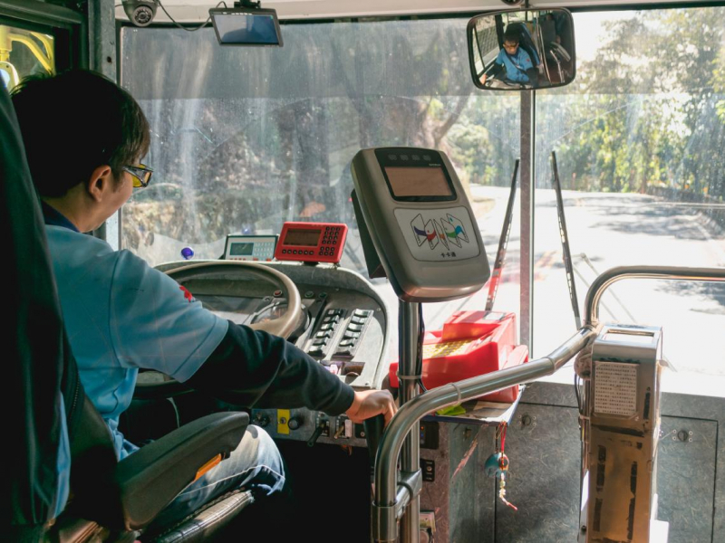 開公車15年轉開UBER、老司機棄10萬月薪告白：假嗶卡害我一年少賺2萬多，上面卻叫我「裝沒看到」