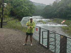 下雨天看到「最美虎豹潭」！老謝：深山林遇養鵝人家，比基尼自爆童年陰影「被鵝啄過就轉大人」