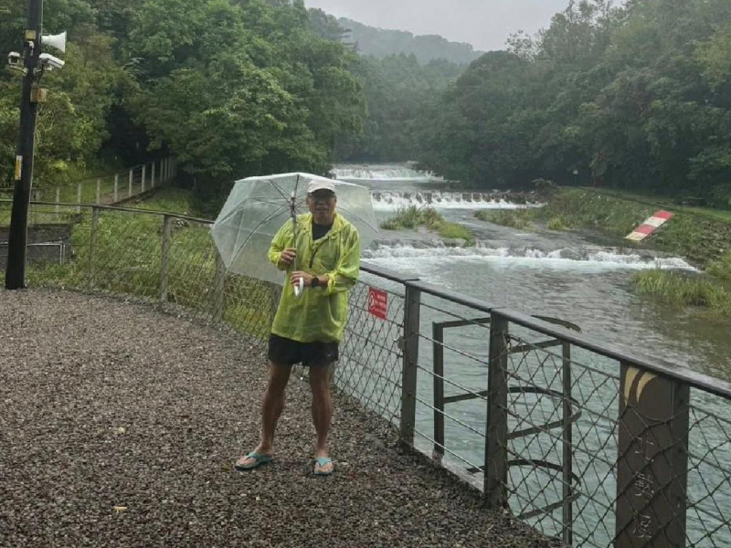 下雨天看到「最美虎豹潭」！老謝：深山林遇養鵝人家，比基尼自爆童年陰影「被鵝啄過就轉大人」