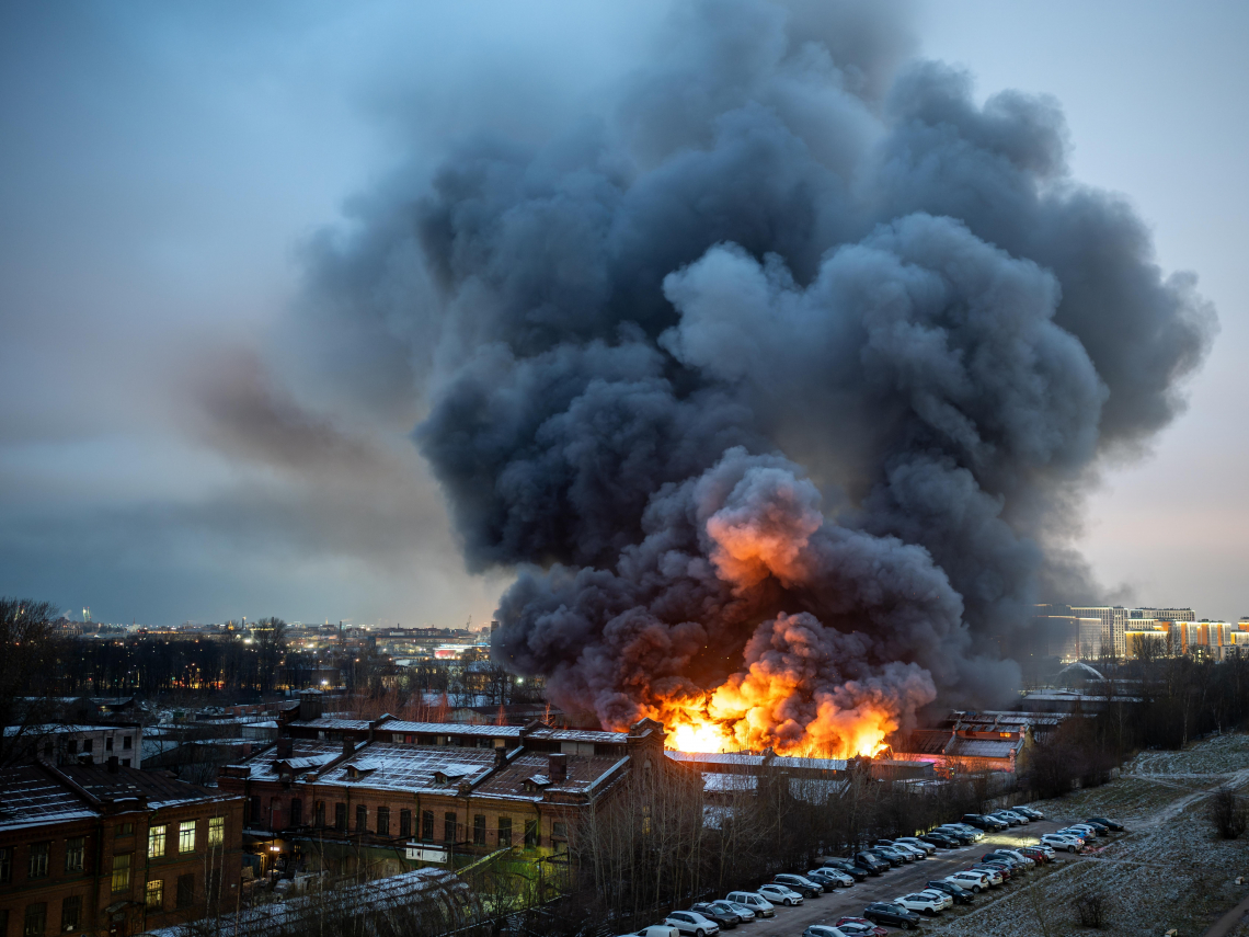 影／緬甸軍「無人機」剿滅KK園區！上千中國人倉皇逃命，驚悚畫面如戰亂難民潮、碎片還噴飛到泰國
