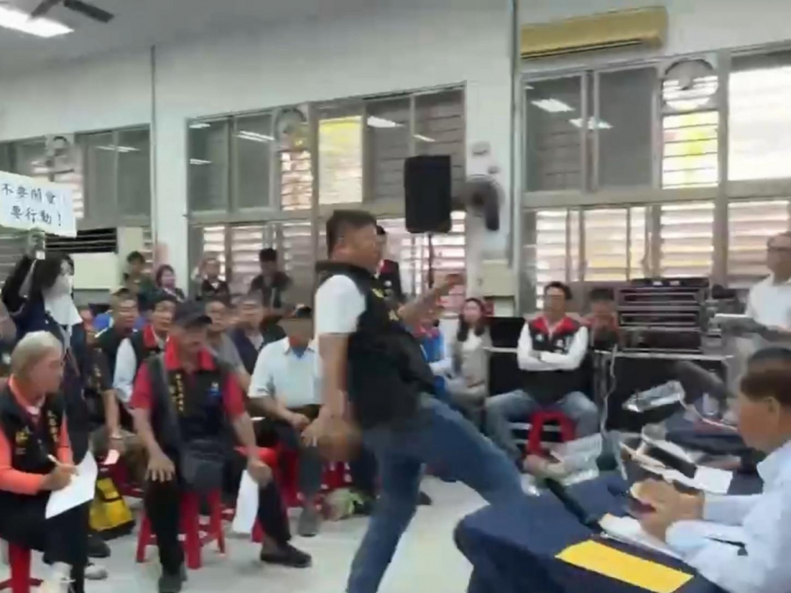 影／花蓮災民被擋門外、議長張峻怒踹桌，傅崐萁提告！綠委：這一腳踹出花蓮人對傅家的怒火