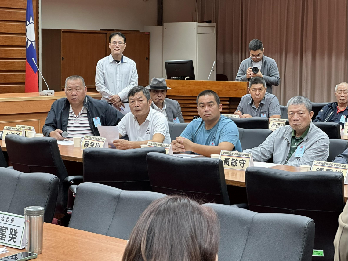非洲豬瘟案場連雨衣、衣服都還沒燒掉，養豬協會理事長：台中市府本來就失職！為何疫調內容5天5版本？