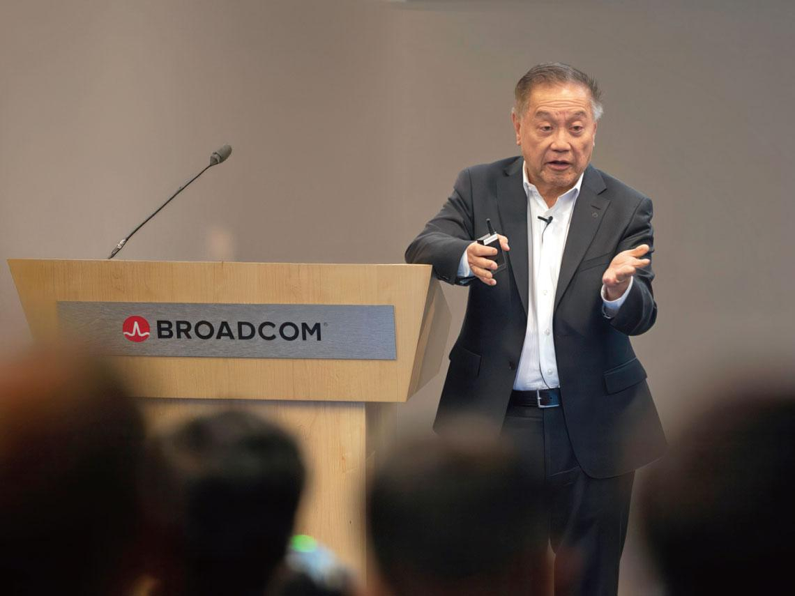 巨頭互尬〉博通奪OpenAI大單  升級成GPU與客製晶片之爭 矽光子背後  博通、輝達對戰大戲