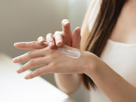 隔絕刺激、乳液潤澤  養成習慣免復發　勤保濕修護皮膚  擺脫乾裂「富貴手」  