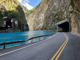 燕子口堰塞湖成功引流！從溢流撤離到度過洪峰…「蒂芬妮藍」湖水沒了，農業部還原驚心動魄半小時