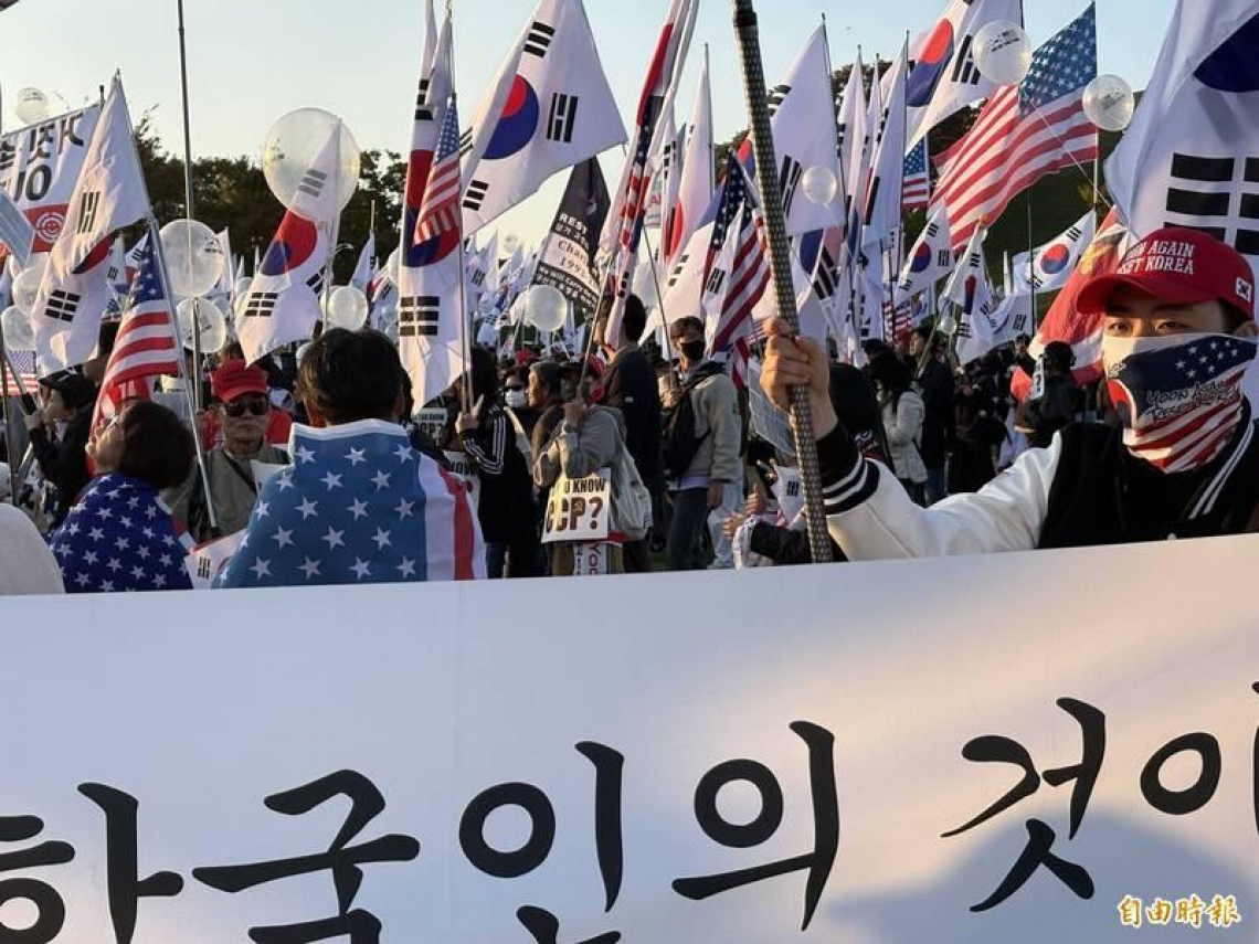影／「韓國是韓國人的」習近平被抗議，還有樂隊伴奏！天滅中共、停止竊國標語齊飛：不想共產黨來這土地