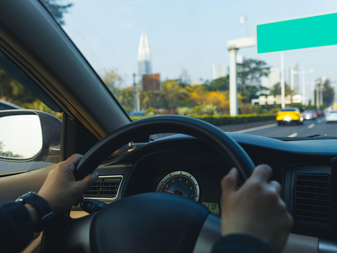 2026交通新制！闖紅燈、沒減速、不讓車…最高罰5400元！11項違規年犯3次，不只罰錢還要上課