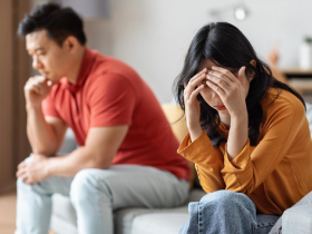 男友嫌我收入太低「猜這椅子多少錢，妳一個月薪水」該結婚嗎？過來人勸：別等生完孩子，才發現手心永遠朝上